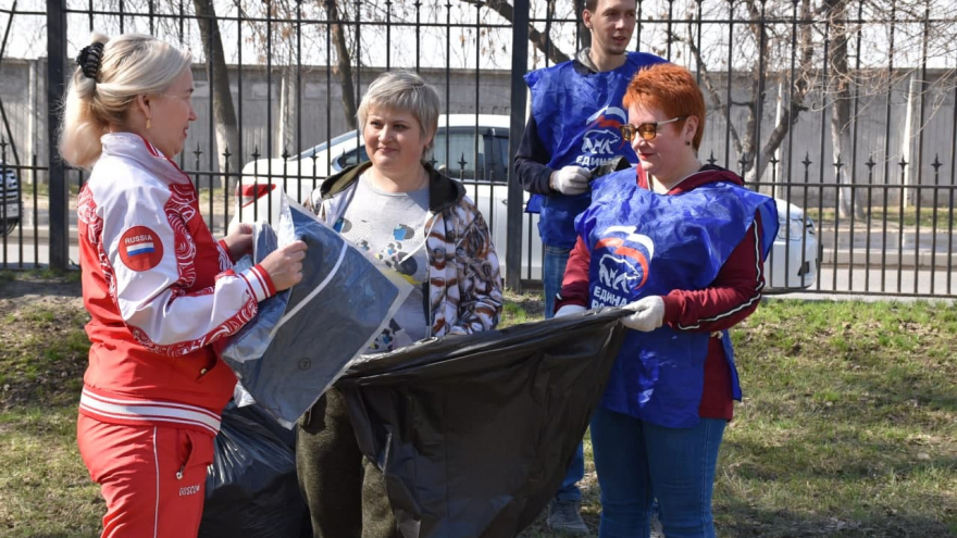В саратовском сквере Дружбы народов навели порядок
