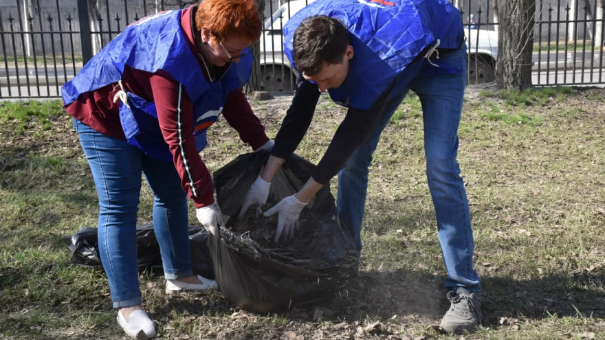 В саратовском сквере Дружбы народов навели порядок