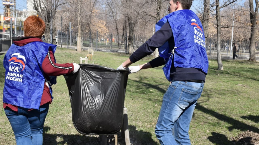 В саратовском сквере Дружбы народов навели порядок