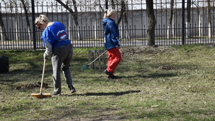 В саратовском сквере Дружбы народов навели порядок