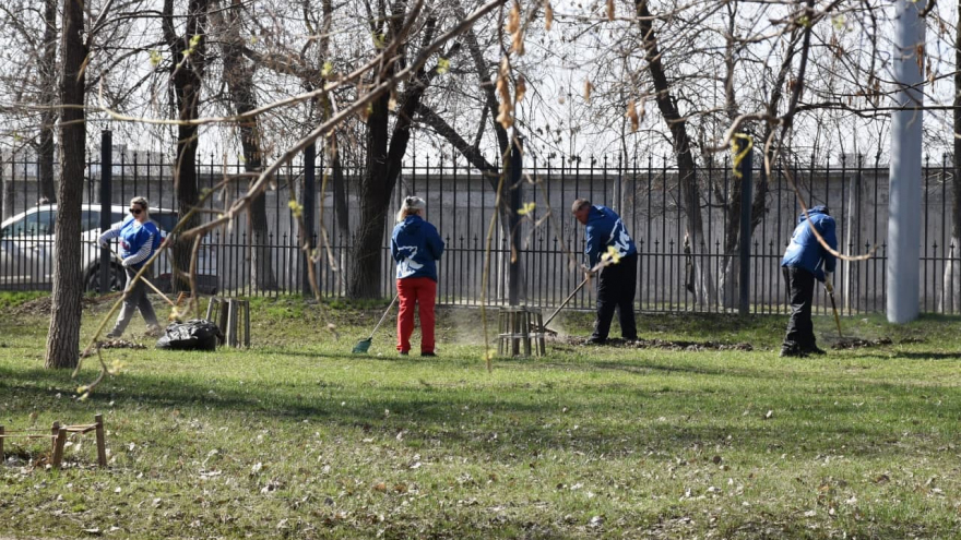 В саратовском сквере Дружбы народов навели порядок