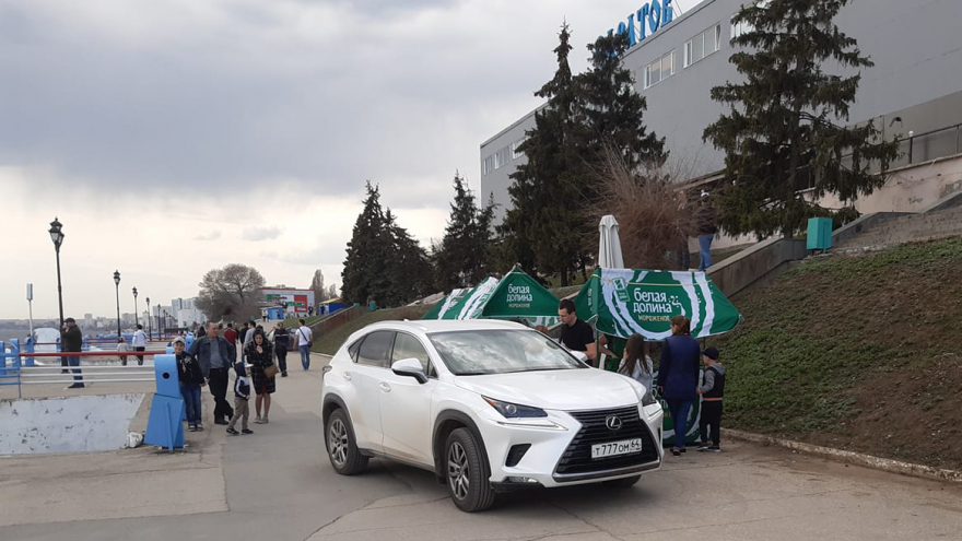 Очевидцы: автохам на внедорожнике с блатными номерами ездил по саратовской набережной