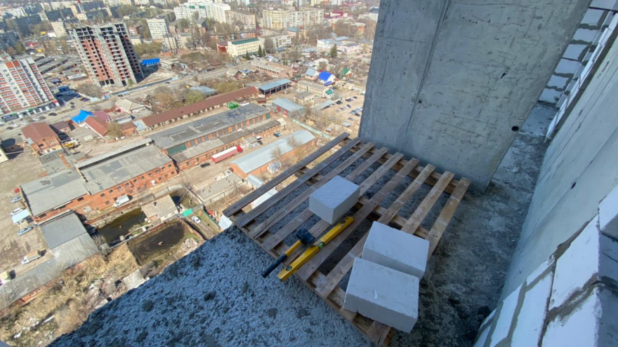 В Энгельсе погиб молодой мужчина: он упал с 25-го этажа