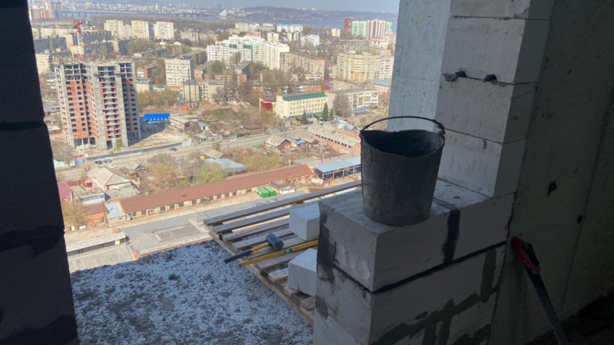 В Энгельсе погиб молодой мужчина: он упал с 25-го этажа