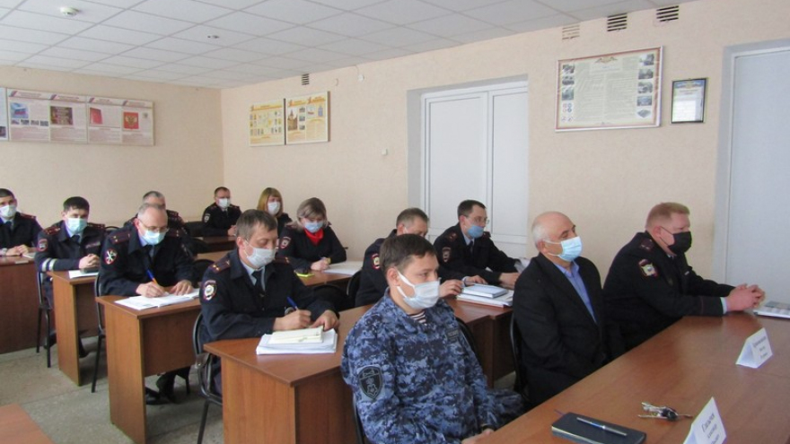 В Петровском районе сменился начальник полиции: познакомиться с ним пришли глава района, прокурор и судья