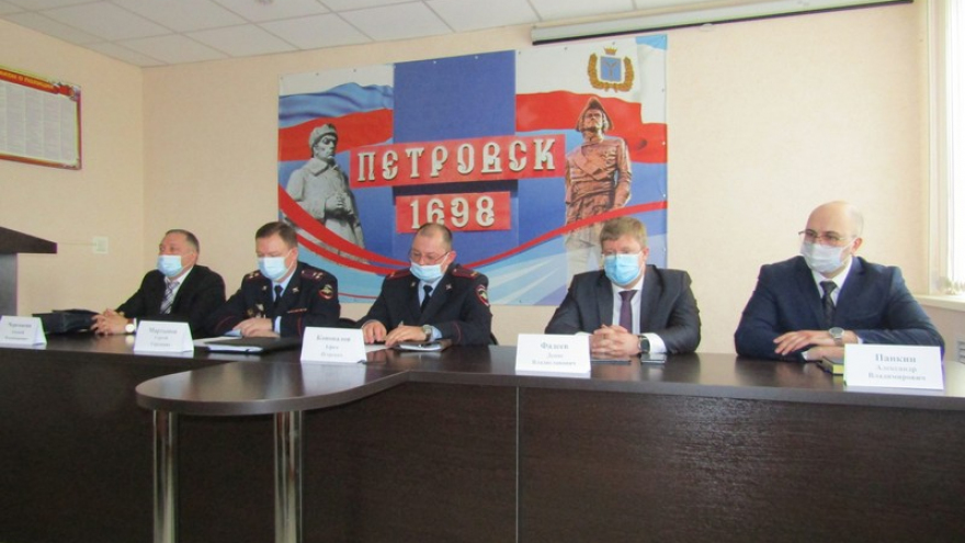 В Петровском районе сменился начальник полиции: познакомиться с ним пришли глава района, прокурор и судья
