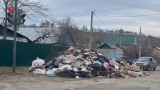 Кучка перспектив по-саратовски: жителей Кировского района возмутила гора мусора на дороге