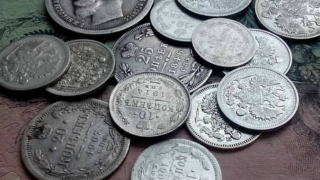 Саратовчанка пыталась продать монеты царских времен, но подарила деньги аферистам
