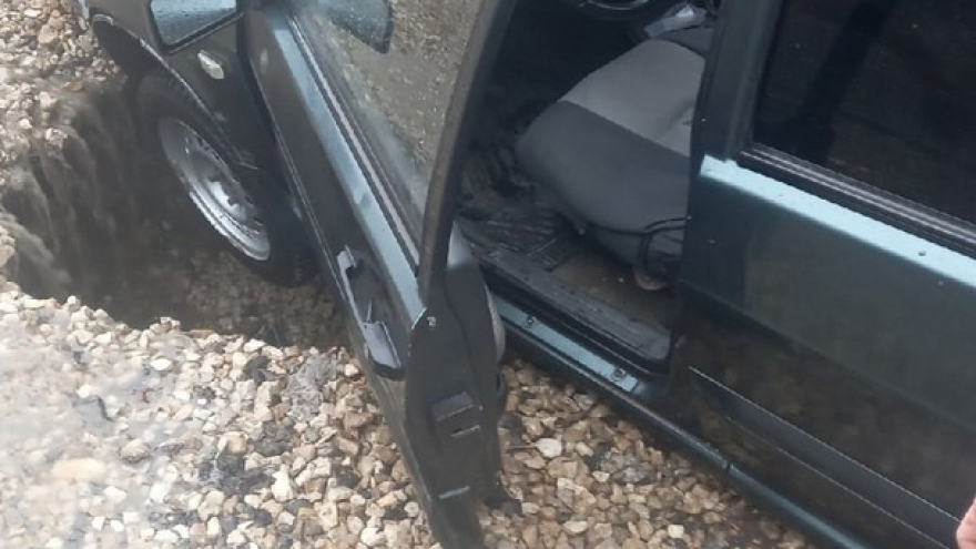 В Заводском районе под землю провалился отечественный автомобиль. Очевидцы: есть пострадавшие