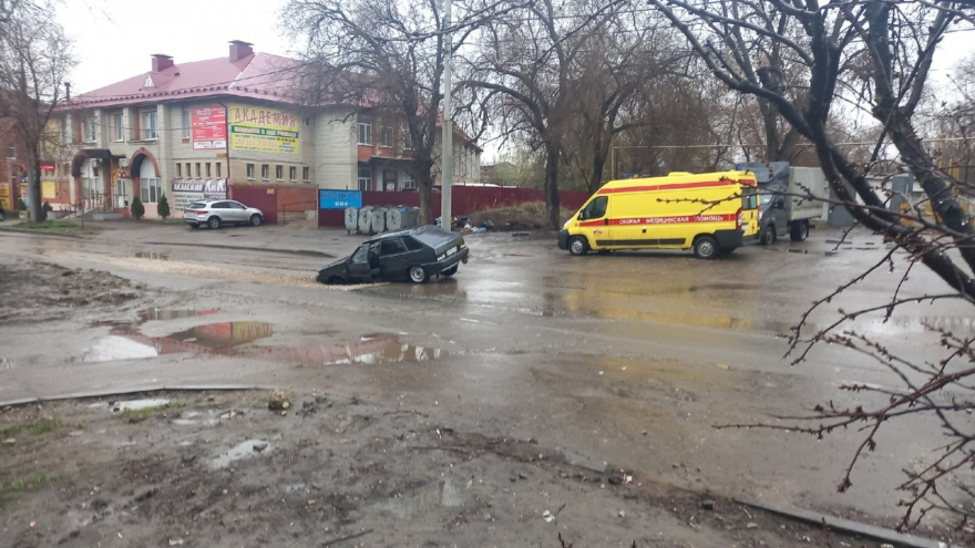В Заводском районе под землю провалился отечественный автомобиль. Очевидцы: есть пострадавшие
