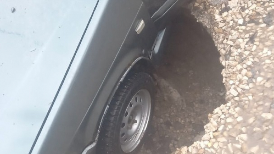 В Заводском районе под землю провалился отечественный автомобиль. Очевидцы: есть пострадавшие