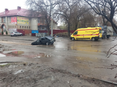 В Заводском районе под землю провалился отечественный автомобиль. Очевидцы: есть пострадавшие