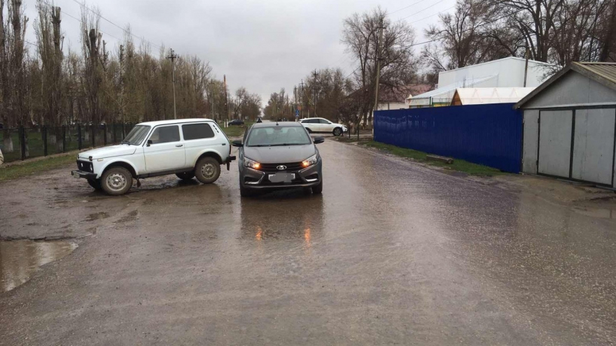 В Мокроусе 80-летняя пенсионерка пыталась сесть в Весту и оказалась в больнице