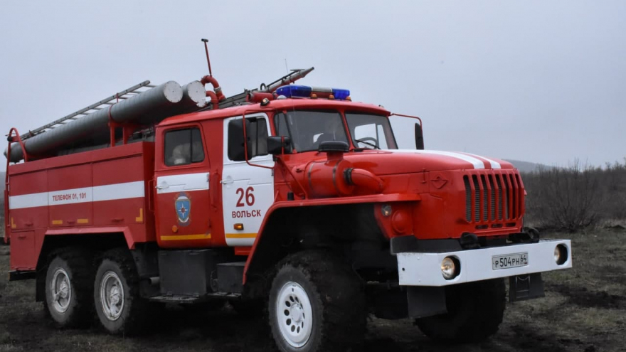 В Саратовской области вспыхнули два лесных пожара: на тушение приехали 24 огнеборца