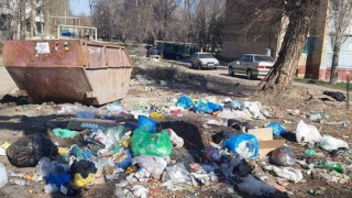 Очевидец: у входа в детский сад в Заводском районе устроили незаконную свалку мусора