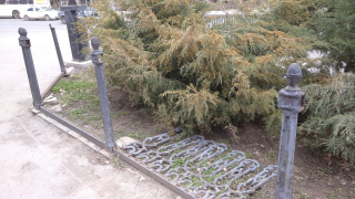Общественник: чугунную ограду сквера Первой учительницы продолжают растаскивать