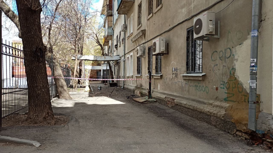 На Сакко и Ванцетти обрушился карниз многоквартирного дома: на месте работали спасатели