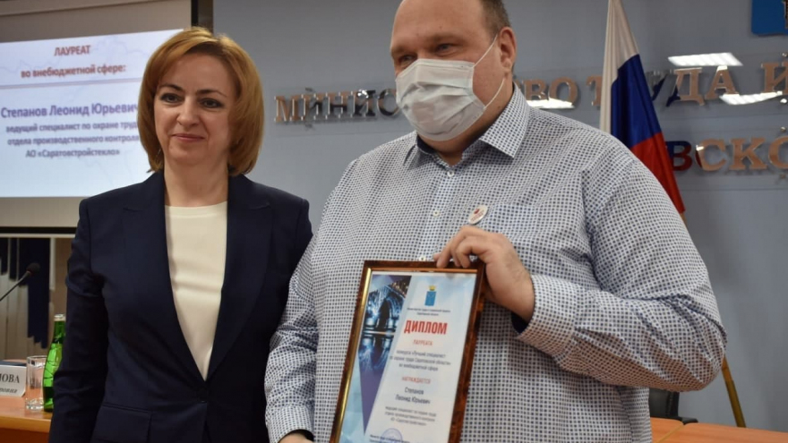 Экзоскелет, спецперчатки: саратовцам показали, как рабочих защищают от порезов и травм
