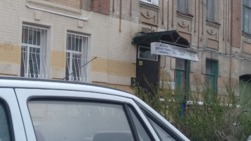Со стены дома в Саратове откололись кирпичи: прохожие под угрозой