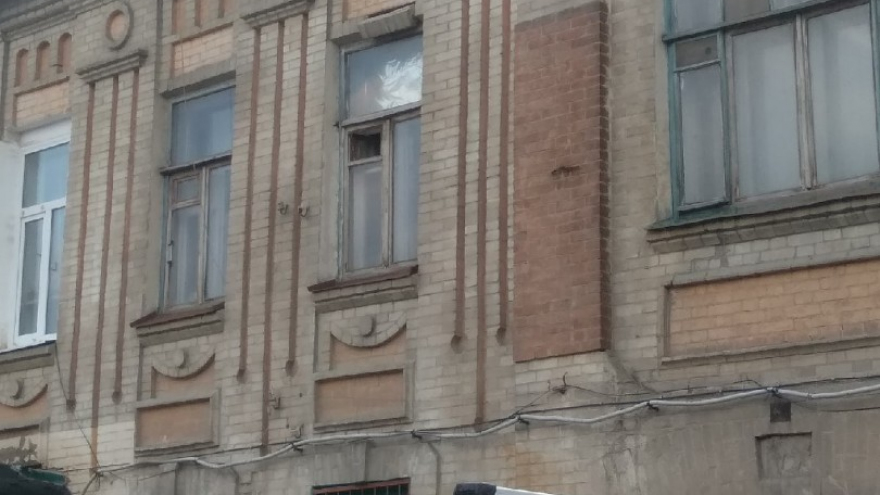 Со стены дома в Саратове откололись кирпичи: прохожие под угрозой