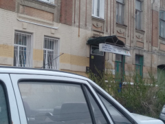 Со стены дома в Саратове откололись кирпичи: прохожие под угрозой