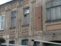 Со стены дома в Саратове откололись кирпичи: прохожие под угрозой