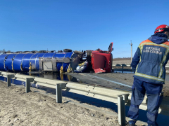 Под Саратовом перевернулся тягач с цистерной: разлилась нефть, пострадал ребенок