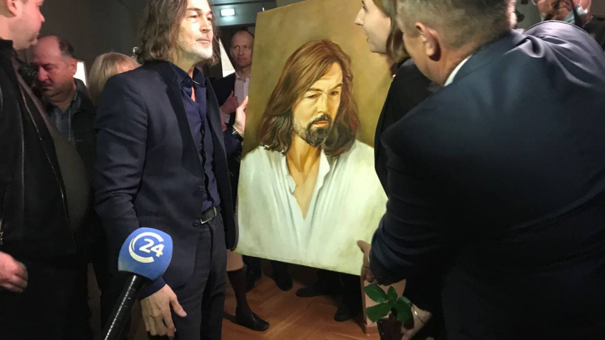 В Саратове в полумраке открылась выставка Никаса Сафронова: посмотреть на картины пришли депутат Госдумы и экс-губернатор