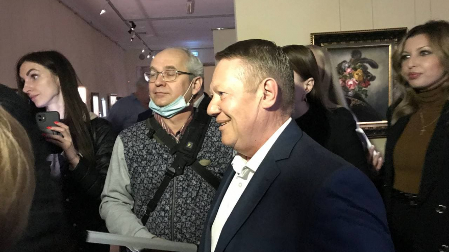В Саратове в полумраке открылась выставка Никаса Сафронова: посмотреть на картины пришли депутат Госдумы и экс-губернатор