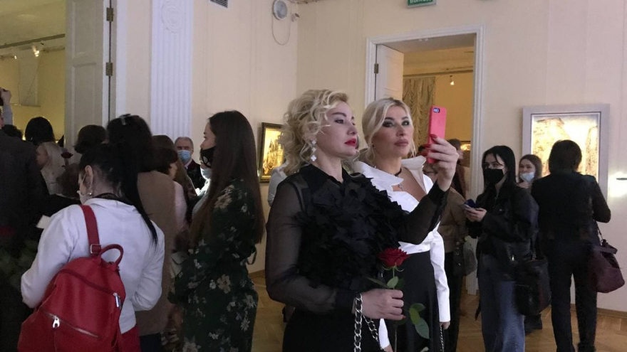 В Саратове в полумраке открылась выставка Никаса Сафронова: посмотреть на картины пришли депутат Госдумы и экс-губернатор