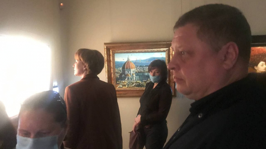 В Саратове в полумраке открылась выставка Никаса Сафронова: посмотреть на картины пришли депутат Госдумы и экс-губернатор