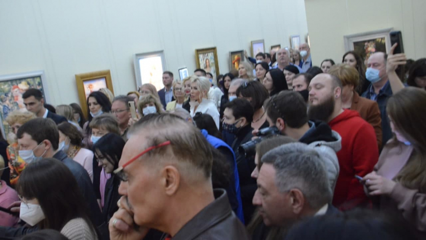 В Саратове в полумраке открылась выставка Никаса Сафронова: посмотреть на картины пришли депутат Госдумы и экс-губернатор