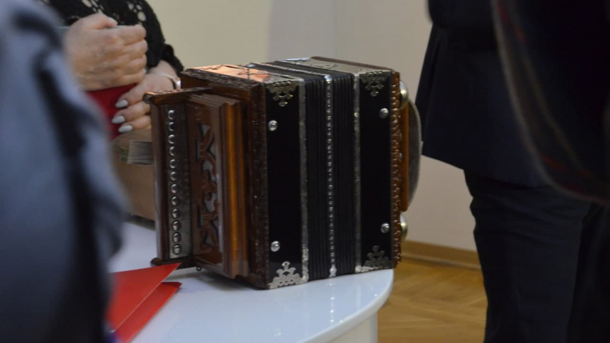 В Саратове в полумраке открылась выставка Никаса Сафронова: посмотреть на картины пришли депутат Госдумы и экс-губернатор