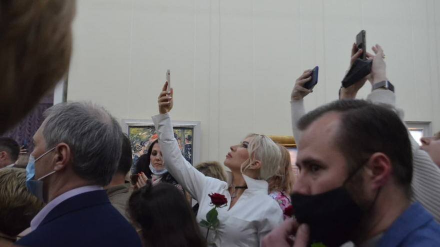 В Саратове в полумраке открылась выставка Никаса Сафронова: посмотреть на картины пришли депутат Госдумы и экс-губернатор