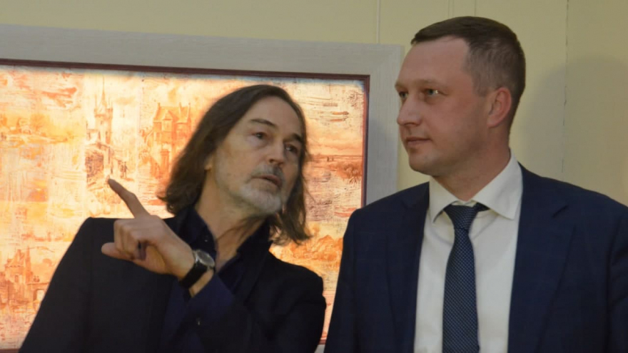 В Саратове в полумраке открылась выставка Никаса Сафронова: посмотреть на картины пришли депутат Госдумы и экс-губернатор