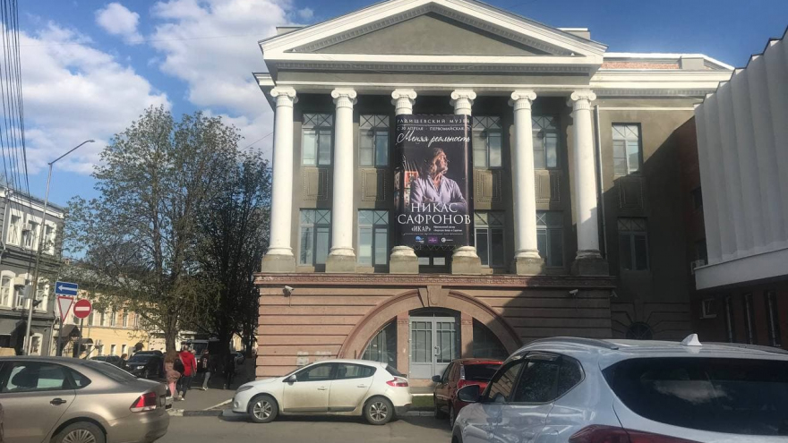 В Саратове в полумраке открылась выставка Никаса Сафронова: посмотреть на картины пришли депутат Госдумы и экс-губернатор