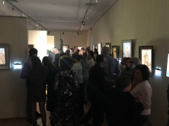В Саратове в полумраке открылась выставка Никаса Сафронова: посмотреть на картины пришли депутат Госдумы и экс-губернатор
