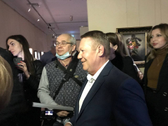 В Саратове в полумраке открылась выставка Никаса Сафронова: посмотреть на картины пришли депутат Госдумы и экс-губернатор