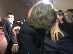 В Саратове в полумраке открылась выставка Никаса Сафронова: посмотреть на картины пришли депутат Госдумы и экс-губернатор