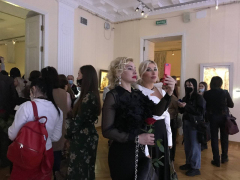 В Саратове в полумраке открылась выставка Никаса Сафронова: посмотреть на картины пришли депутат Госдумы и экс-губернатор