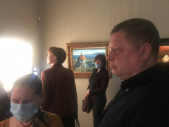 В Саратове в полумраке открылась выставка Никаса Сафронова: посмотреть на картины пришли депутат Госдумы и экс-губернатор