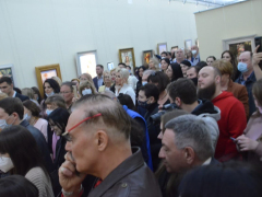 В Саратове в полумраке открылась выставка Никаса Сафронова: посмотреть на картины пришли депутат Госдумы и экс-губернатор