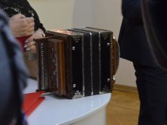 В Саратове в полумраке открылась выставка Никаса Сафронова: посмотреть на картины пришли депутат Госдумы и экс-губернатор
