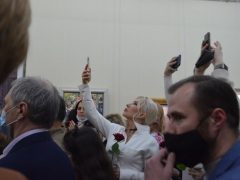 В Саратове в полумраке открылась выставка Никаса Сафронова: посмотреть на картины пришли депутат Госдумы и экс-губернатор