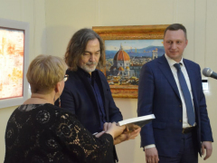 В Саратове в полумраке открылась выставка Никаса Сафронова: посмотреть на картины пришли депутат Госдумы и экс-губернатор