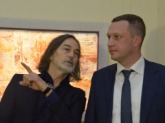 В Саратове в полумраке открылась выставка Никаса Сафронова: посмотреть на картины пришли депутат Госдумы и экс-губернатор