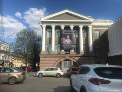 В Саратове в полумраке открылась выставка Никаса Сафронова: посмотреть на картины пришли депутат Госдумы и экс-губернатор
