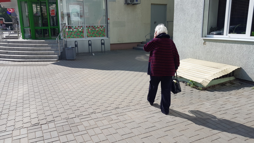 Коронавирус: в Саратовской области пожилым сотрудникам разрешили приходить на работу