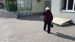 Коронавирус: в Саратовской области пожилым сотрудникам разрешили приходить на работу
