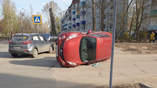 Очевидцы: в Балакове перевернулась иномарка
